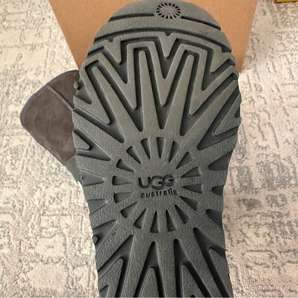 Women’s Uggs size 6 - Picture 4 of 5